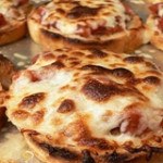 Pizza bánh mì kiểu Ý lạ miệng đơn giản nhưng cực ngon